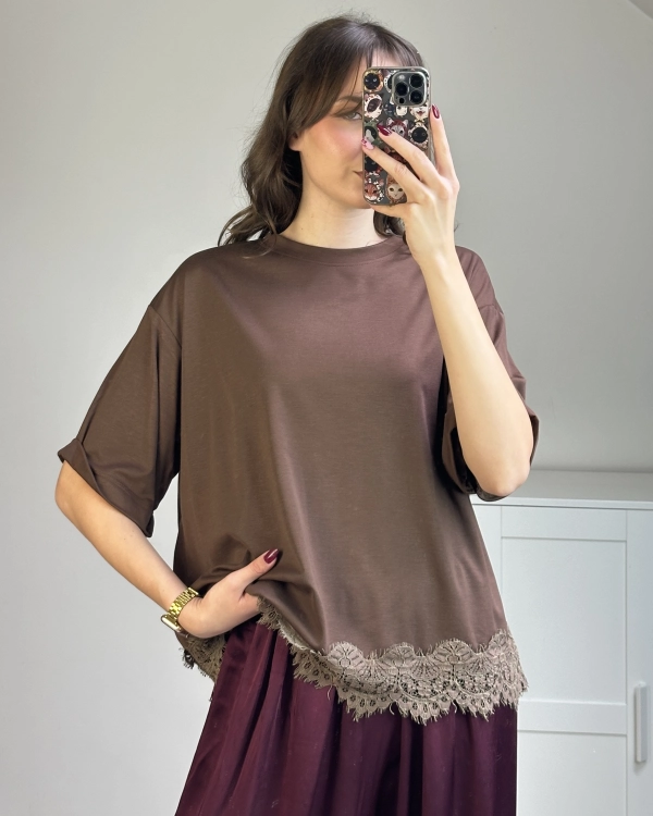 Elegancka bluzka brązowa z koronkowym dołem Bluzka oversize z ozdobną koronką