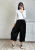 Czarne spodnie culotte o luźnym kroju z kieszeniami Damskie bawełniane spodnie culotte czarne casual