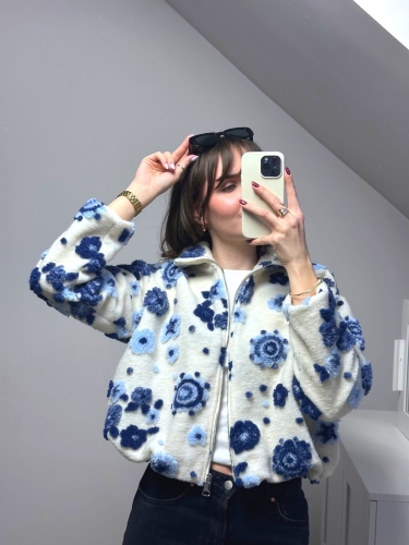 Polar damski w niebieskie kwiaty – ciepły i wygodny model Niebieski polar damski w kwiatowy wzór – styl casual