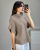 Bluzka z lnu w kolorze fango – minimalistyczna elegancja Lekka lniana bluzka oversize fango do spodni i spódnic
