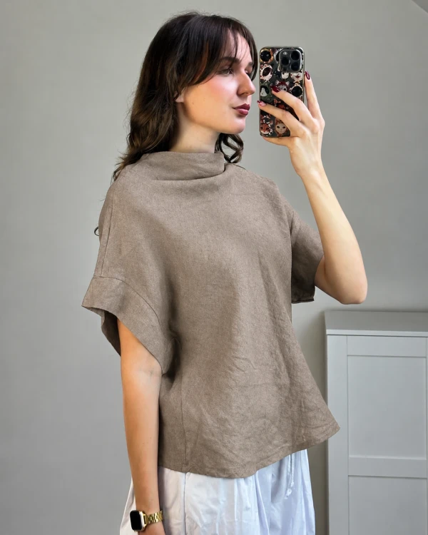 Bluzka z lnu w kolorze fango – minimalistyczna elegancja Lekka lniana bluzka oversize fango do spodni i spódnic