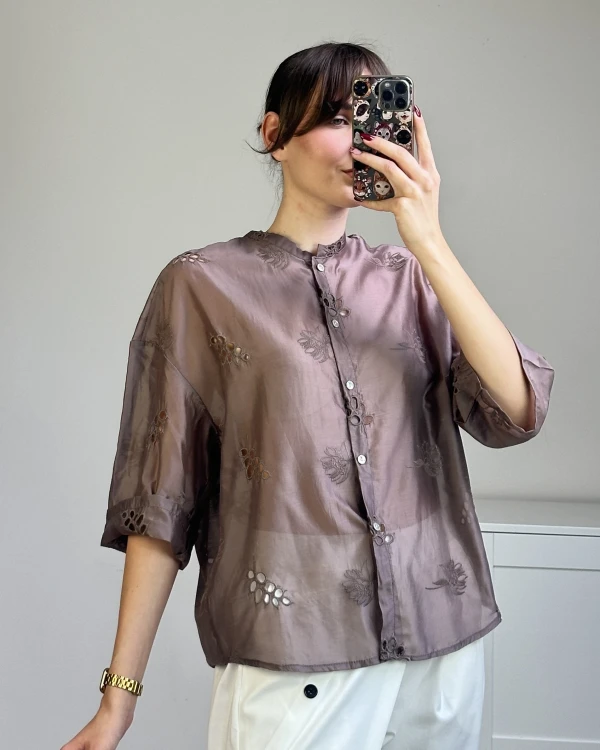 Elegancka koszula z haftowanymi detalami i stójką