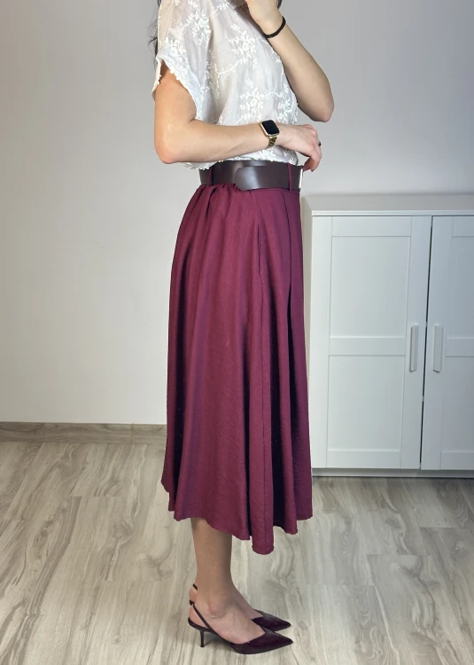 Lekka bordowa spódnica midi do stylizacji na co dzień