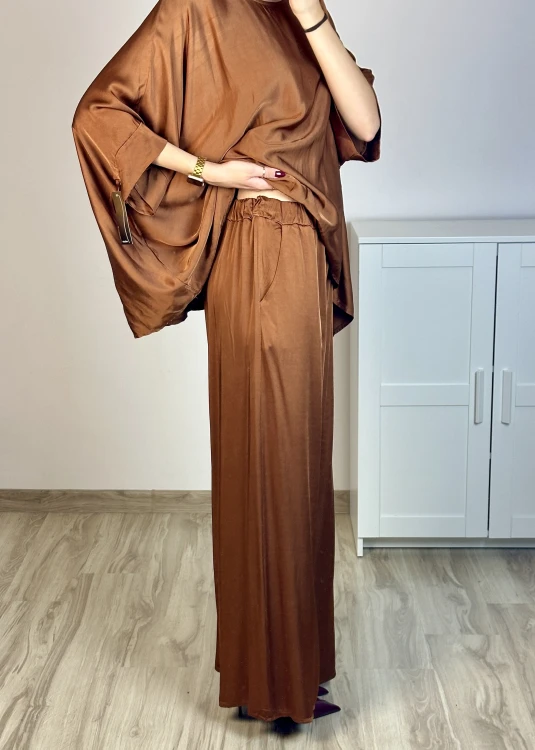 Eleganckie spodnie wide leg z satynowym połyskiem