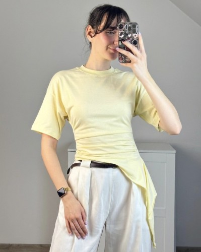 Żółty t-shirt bawełniany podkreślający talię damski Bawełniany żółty t-shirt z dopasowanym krojem