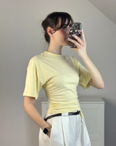 Żółty t-shirt z bawełny modelujący sylwetkę Letni żółty t-shirt bawełniany do codziennych stylizacji