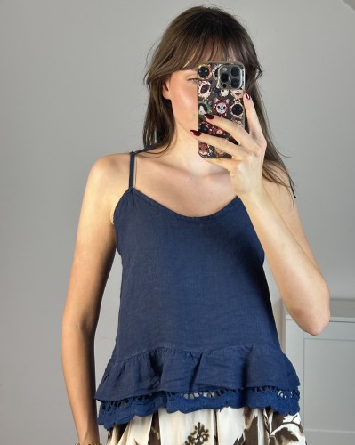 Lniany top z ażurową falbaną granatowy Granatowy lniany top na wiązanych ramiączkach