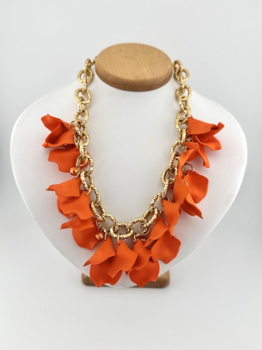 Naszyjnik damski złoty z pomarańczowymi kwiatami – statement necklace