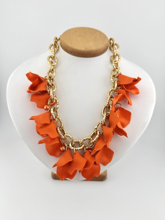 Naszyjnik damski złoty z pomarańczowymi kwiatami – statement necklace