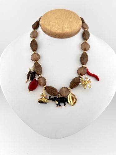 Naszyjnik damski chocker z zawieszkami charms w odcieniach brązu i złota – elegancka biżuteria