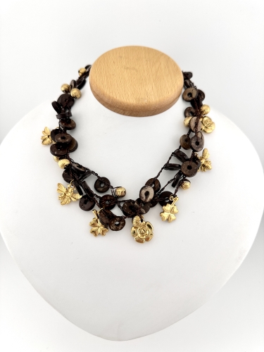 Stylowy naszyjnik damski chocker w odcieniach brązu z dodatkiem złotych zawieszek charms. Idealny do codziennych stylizacji.