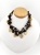 Stylowy naszyjnik damski chocker w odcieniach brązu z dodatkiem złotych zawieszek charms. Idealny do codziennych stylizacji.