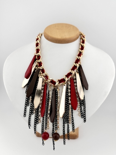 Złoty naszyjnik damski z czerwonymi i czarnymi zawieszkami. Modna biżuteria damska na wieczór i wyjątkowe stylizacje. Sprawdź naszyjniki statement necklace.