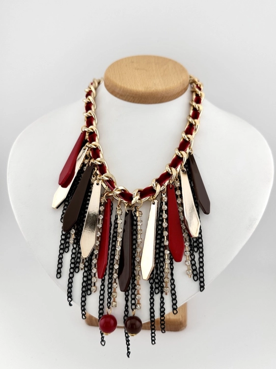 Złoty naszyjnik damski z czerwonymi i czarnymi zawieszkami. Modna biżuteria damska na wieczór i wyjątkowe stylizacje. Sprawdź naszyjniki statement necklace.
