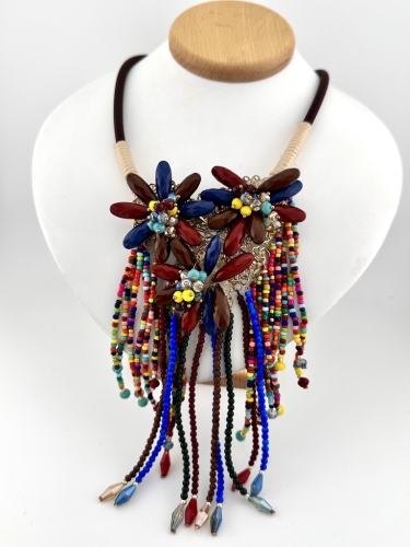 Kolorowy naszyjnik damski z koralikami i frędzlami. Modna biżuteria damska w stylu boho i etnicznym. Sprawdź wyraziste naszyjniki damskie.