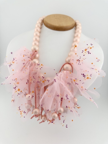 perłowy naszyjnik z ozdobnym tiulem, damska romantyczna biżuteria, statement necklace
