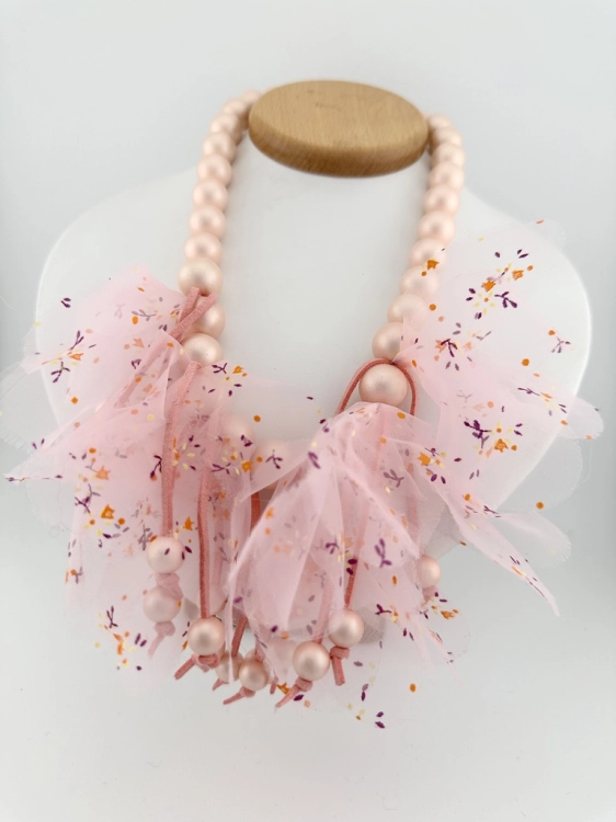 perłowy naszyjnik z ozdobnym tiulem, damska romantyczna biżuteria, statement necklace