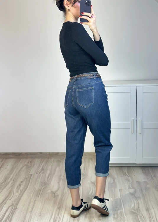 Niebieskie jeansy modelujące sylwetkę