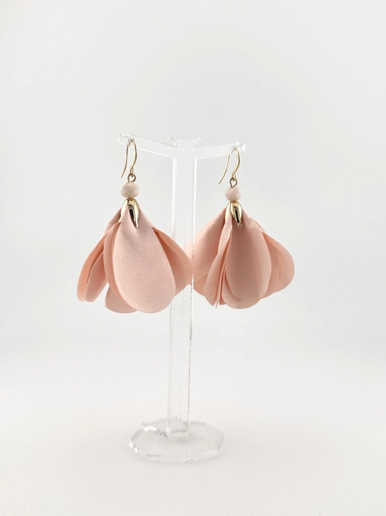 kolczyki pudrowy róż płatki lekkie eleganckie