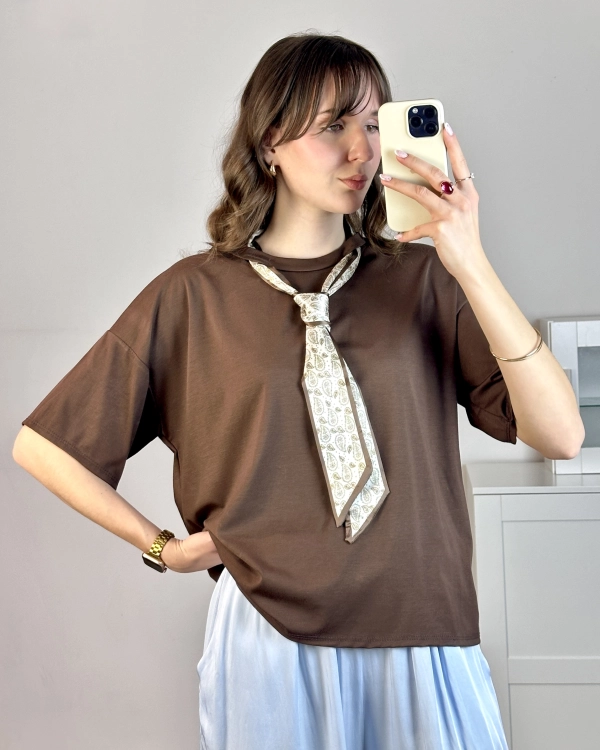 elegancki t shirt damski z detalem apaszki styl premium outfit damski wygodny modny