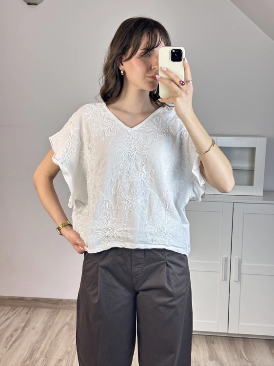 biała bluzka haftowana damska styl boho elegancki codzienny look