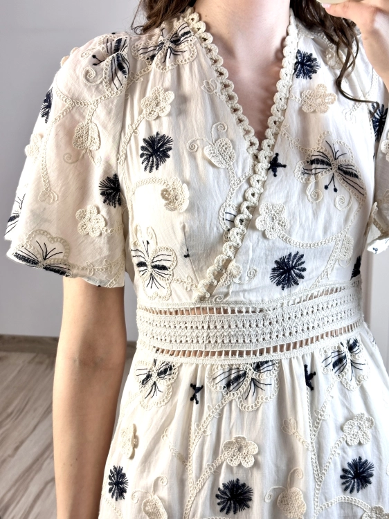 sukienka damska haftowana z talią podkreślającą sylwetkę elegancki look