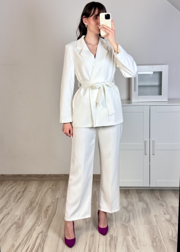 biała marynarka damska wiązana w talii elegancka lekka marynarka damska styl minimalistyczny
