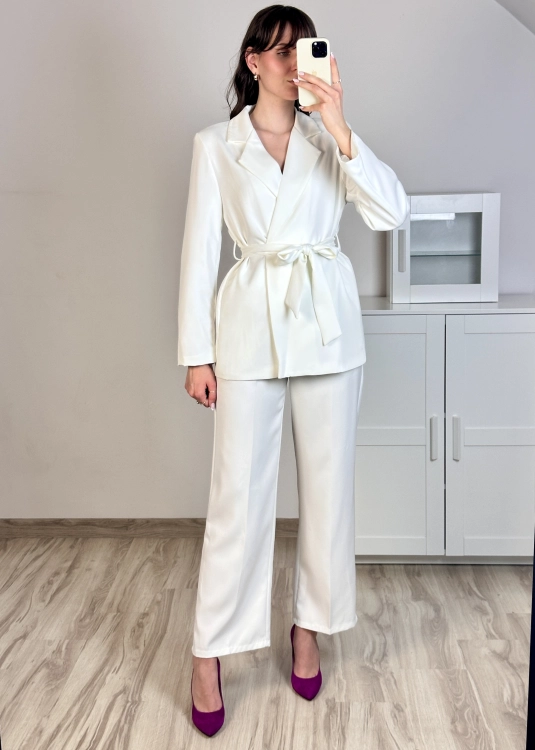 biała marynarka damska wiązana w talii elegancka lekka marynarka damska styl minimalistyczny