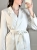 marynarka damska biała pasek wiązana elegancka styl smart casual outfit kobiecy