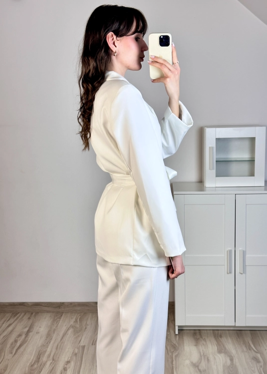 lekka marynarka damska biała wiązana w talii elegancki look codzienny
