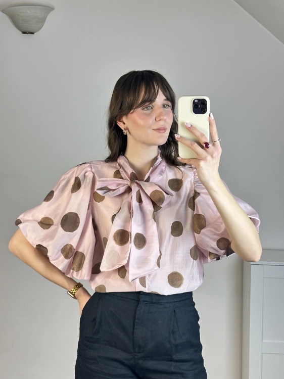Elegancka bluzka z krótkim bufiastym rękawem i kokardą w grochy (polka dot).