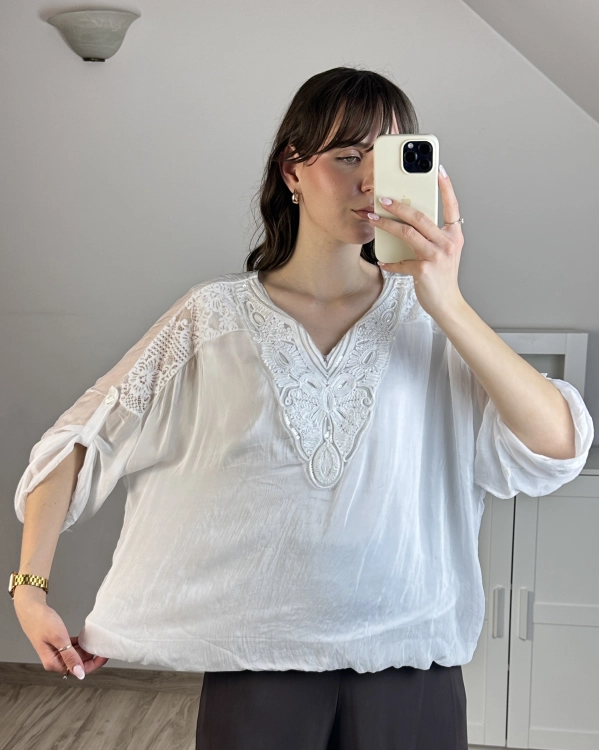 elegancka biała bluzka z haftem figura jablko szykowna