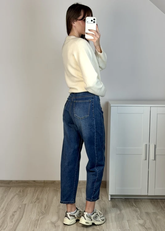 Niebieskie jeansy banana fit z zaokrągloną nogawką