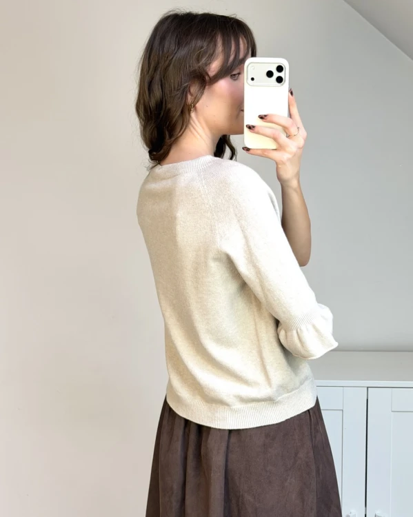 Beżowy sweter z miękkiej dzianiny z wiskozą