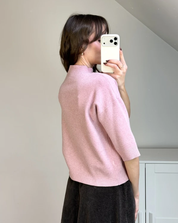 różowy sweter o luźnym pudełkowym kroju