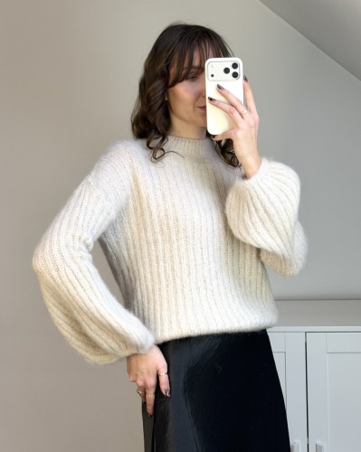 miękki beżowy sweter z moherem i wełną