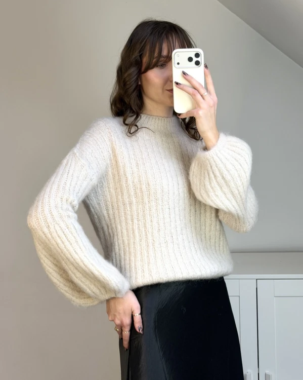 miękki beżowy sweter z moherem i wełną