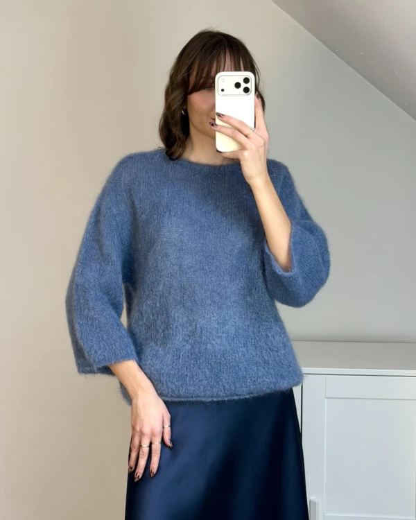 niebieski sweter z kid moheru