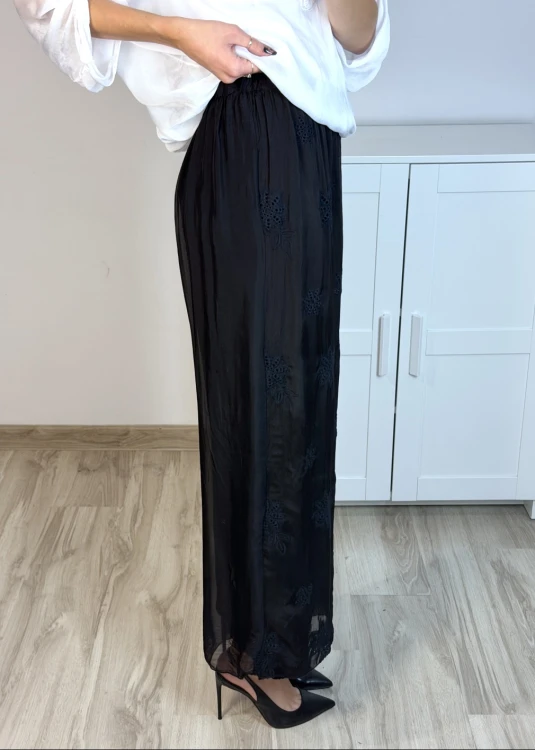 Eleganckie spodnie jedwabne z haftem czarne