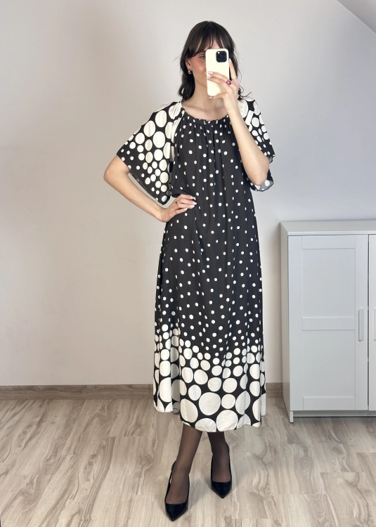 Czekoladowa sukienka z szerokimi rękawami i wzorem polka dot.