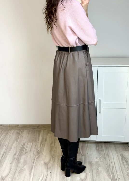 Rozkloszowana spódnica midi z ekoskóry