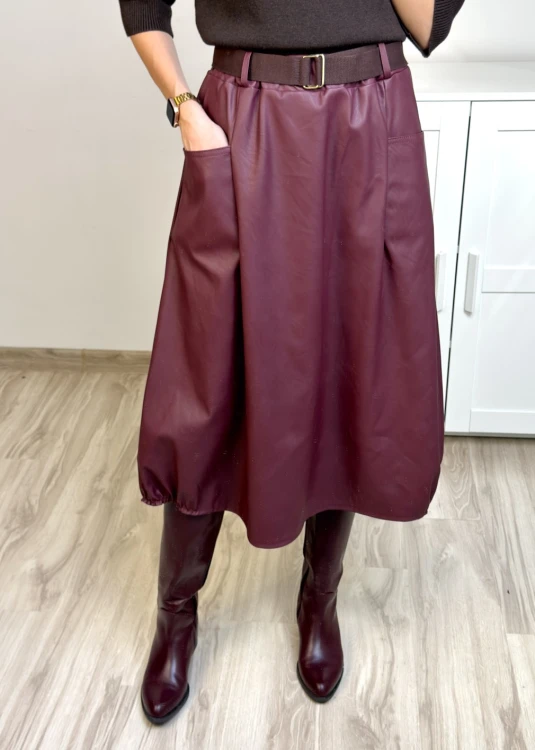 Elegancka spódnica z ekoskóry bordo z paskiem