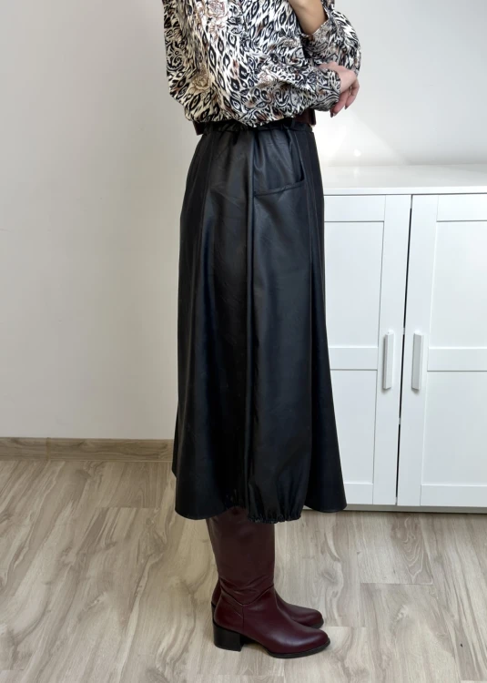 Elegancka czarna spódnica bombka z ekoskóry