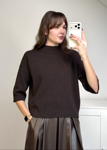 Brązowy sweter z wiskozą o pudełkowym fasonie