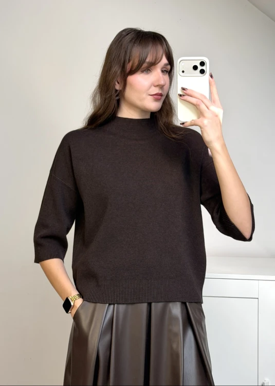 Brązowy sweter z wiskozą o pudełkowym fasonie