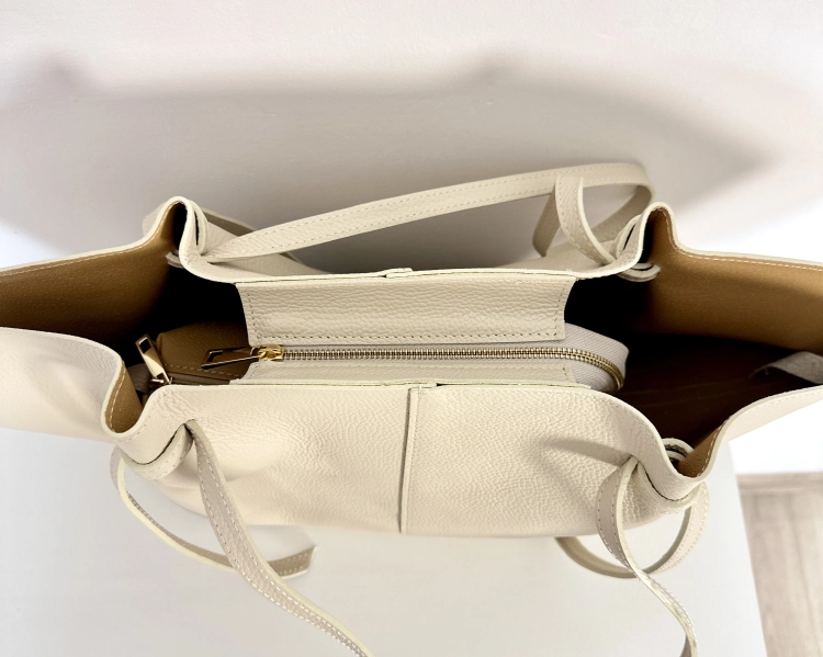 duża torebka skórzana beżowa na ramię minimalistyczna środek elegancka kosmetyczka