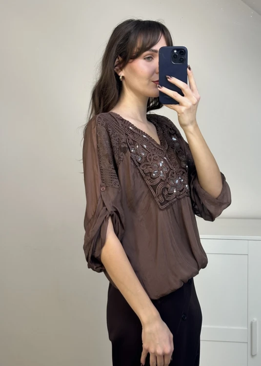 Elegancka bluzka z ozdobnym dekoltem – brąz