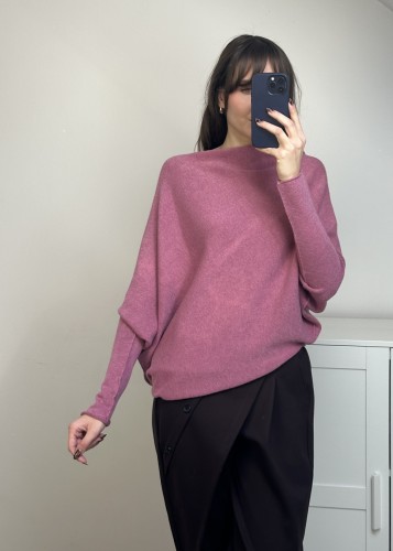 Różowy sweter z wiskozą o asymetrycznym kroju