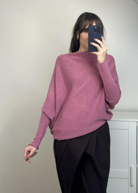 Różowy sweter z wiskozą o asymetrycznym kroju