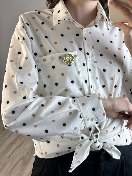 Koszula Sisi z kieszenią i ozdobnym detalem – wzór polka dot.